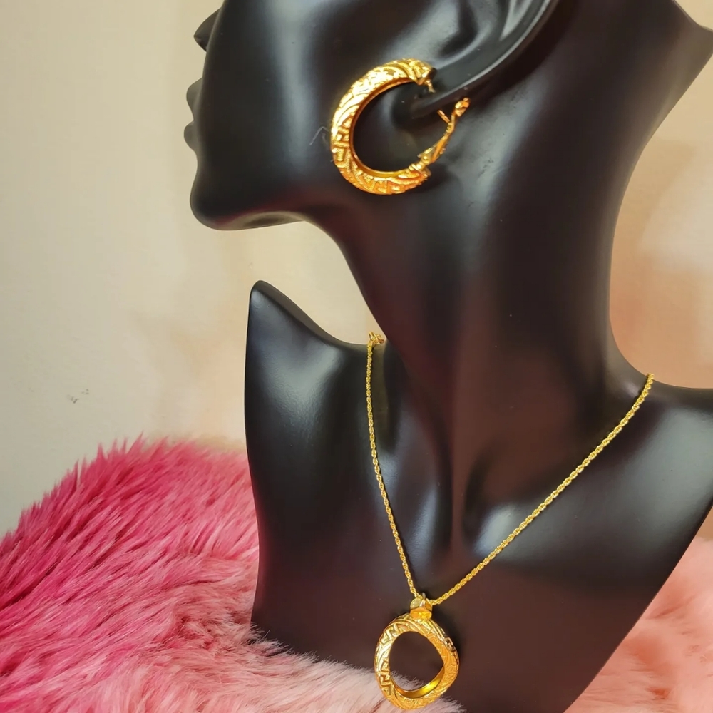 earing and pendant with necklace